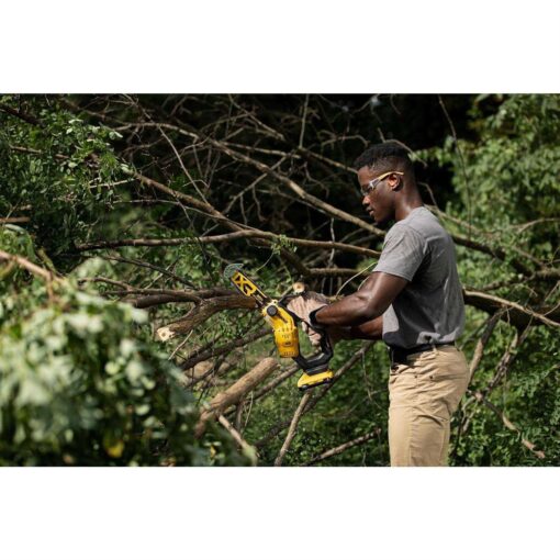 DEWALT 20V MAX 8-in. Brushless Cordless Pruning Chainsaw Kit DCCS623L1 - Image 3