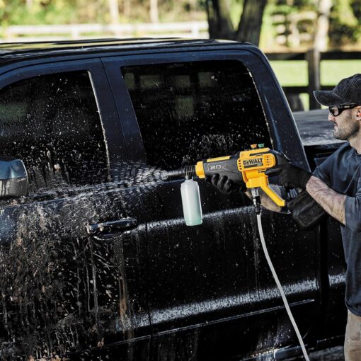 DEWALT 20V MAX 550 PSI Cordless Power Cleaner Kit DCPW550P1 - Image 4