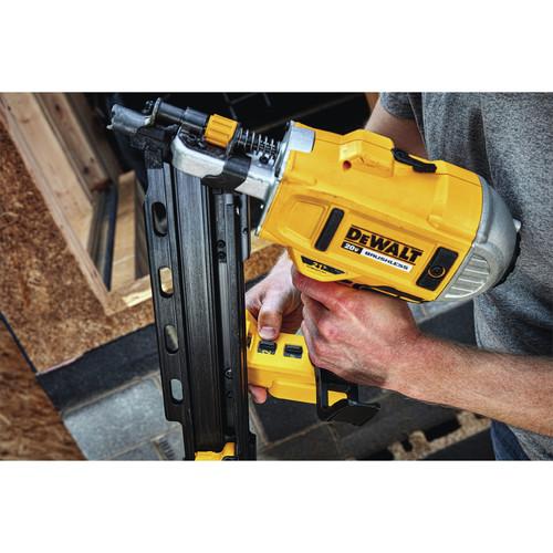 DEWALT 20V MAX 21-degree Plastic Collated Framing Nailer Kit - DCN21PLM1 - Image 11