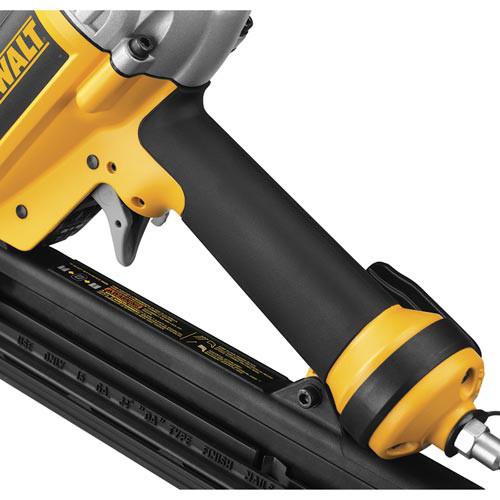DEWALT 15-Gauge 1 in. – 2-1/2 in. Angled Finish Nailer Kit - D51276K - Image 4
