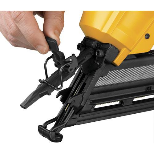DEWALT 15-Gauge 1 in. – 2-1/2 in. Angled Finish Nailer Kit - D51276K - Image 5