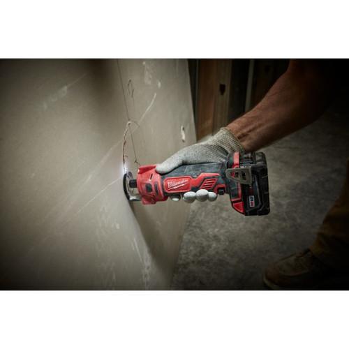Milwaukee 2627-22 M18 18V 3.0 Ah Cordless Lithium-Ion Cut Out Tool Kit - Image 4