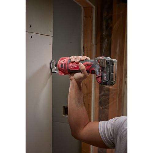 Milwaukee 2627-22 M18 18V 3.0 Ah Cordless Lithium-Ion Cut Out Tool Kit - Image 5
