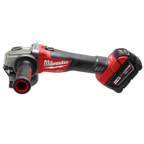 Milwaukee 2781-21 M18 FUEL Cordless 4-1/2 in. – 5 in. Slide Switch Grinder with Lock-On and REDLITHIUM Battery - Image 3