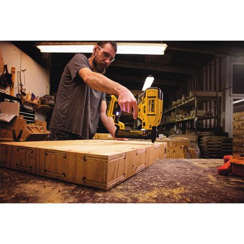 Factory Reconditioned DEWALT 20V MAX Cordless Lithium-Ion 18 Gauge Narrow Crown Stapler Kit - DCN681D1R - Image 12