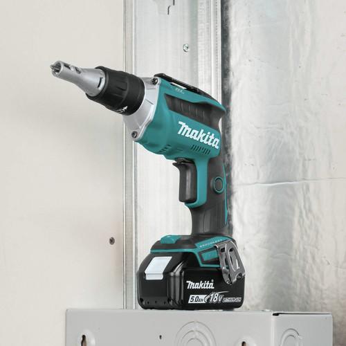 Makita 18V LXT 5 Ah Lithium-Ion Screwdriver – Cut-Out Tool Combo Kit with Collated Autofeed Screwdriver Magazine - XT255TX2 - Image 13