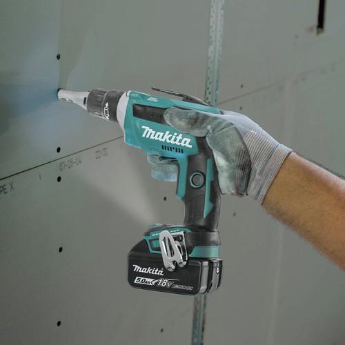 Makita 18V LXT 5 Ah Lithium-Ion Screwdriver – Cut-Out Tool Combo Kit with Collated Autofeed Screwdriver Magazine - XT255TX2 - Image 17
