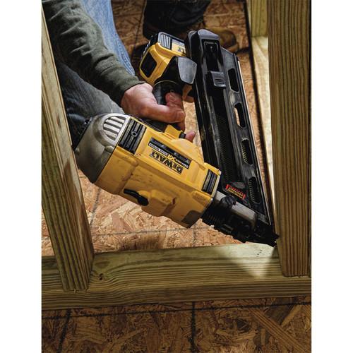 DEWALT 20V MAX XR Dual Speed Framing Nailer Kit - DCN692M1 - Image 12