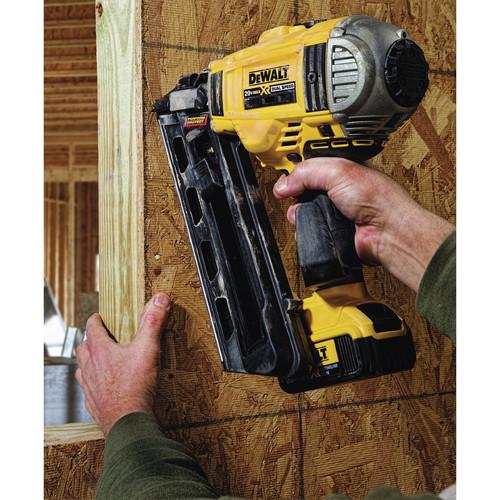 DEWALT 20V MAX XR Dual Speed Framing Nailer Kit - DCN692M1 - Image 13