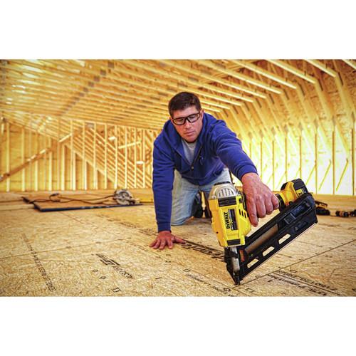 DEWALT 20V MAX XR Dual Speed Framing Nailer Kit - DCN692M1 - Image 18