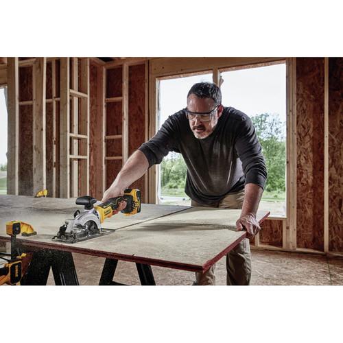 DEWALT ATOMIC 20V MAX 5 Ah Brushless 4-1/2 in. Circular Saw Kit - DCS571P1 - Image 10