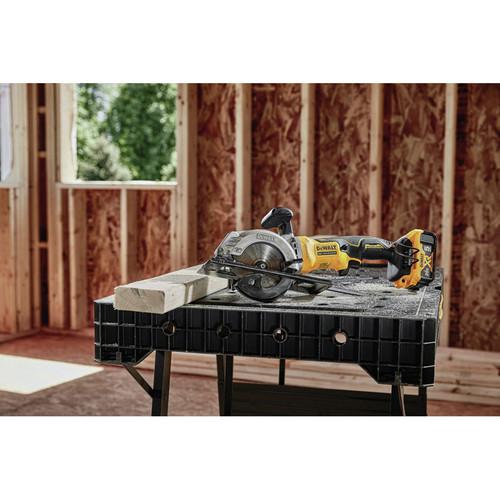 DEWALT ATOMIC 20V MAX 5 Ah Brushless 4-1/2 in. Circular Saw Kit - DCS571P1 - Image 5