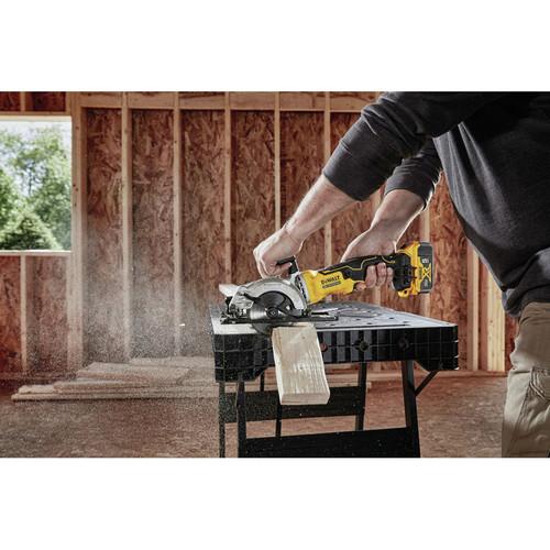 DEWALT ATOMIC 20V MAX 5 Ah Brushless 4-1/2 in. Circular Saw Kit - DCS571P1 - Image 8